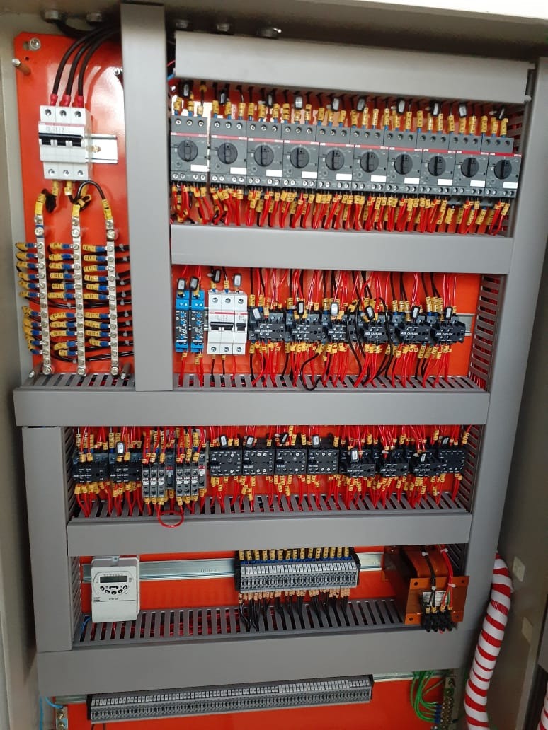 Painel elétrico com componentes e condutores identificados